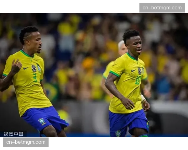 镜头捕捉：看台上观战的巴西国家队主帅，考察维尼修斯等人