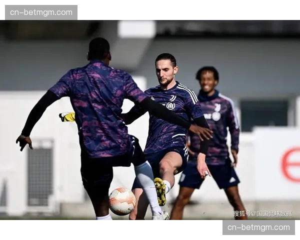 特写:南特门将拉冯扑出关键点球后,与看台上罹患重病的球迷隔空互动 特写:南特门将拉冯扑出关键点球后,与看台上罹患重病的球迷隔空互动