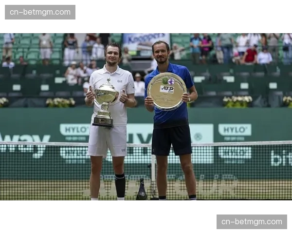 梅德维德夫红土首秀惨败后反思:需要调整战术适应场地特点 梅德维德夫红土首秀惨败后反思:需要调整战术适应场地特点